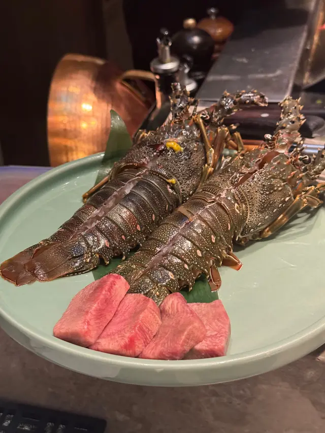 ロブスター Lobster 🦞
這道活龍蝦真的是讓人驚艷!拆好殼後煎至金黃,淋上香濃的蝦膏醬汁端上桌,每一口都能感受到龍蝦肉的鮮嫩!🤤
鮮味十足,根本無需額外再點醬汁,龍蝦肉的自然味道已經讓人陶醉!
另外,這次還有龍蝦版的味噌湯,第一次喝到!😍
湯是用龍蝦殼熬製而成,濃厚的湯底搭配香滑的豆腐,味道互相襯托,完全不會過鹹,真是太完美了!🍲✨