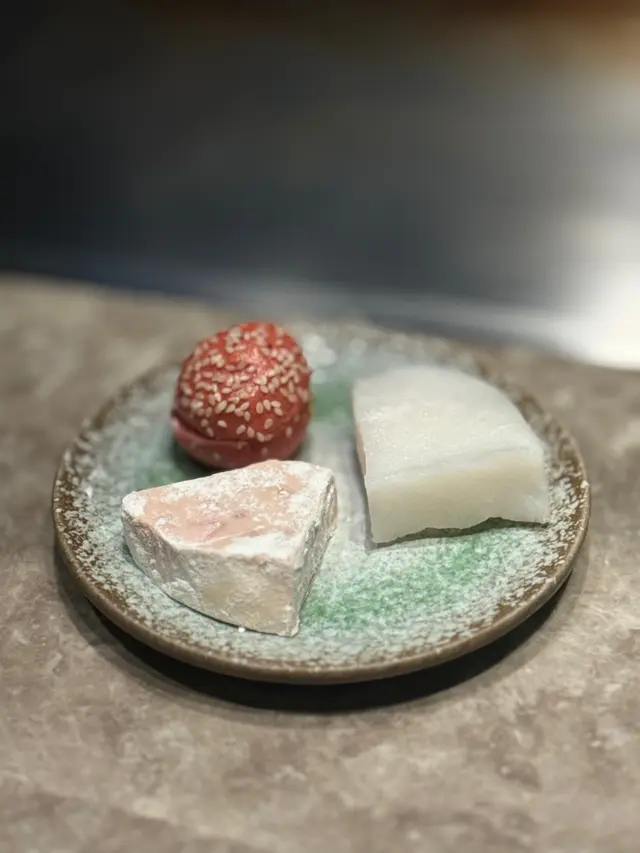 ✨ 鵝肝 $88
フォアグラ Foie Gras
這道鵝肝真的是奢華的享受!夾著肥美的鵝肝🤤,配上可愛造型的漢堡包,完美中和油膩感。
賣相精緻,鵝肝外皮煎得剛好,咬下去瞬間入口即溶,陣陣甘香撲鼻而來!內裡僅僅熟,簡直就是人生中的一大享受!😍✨