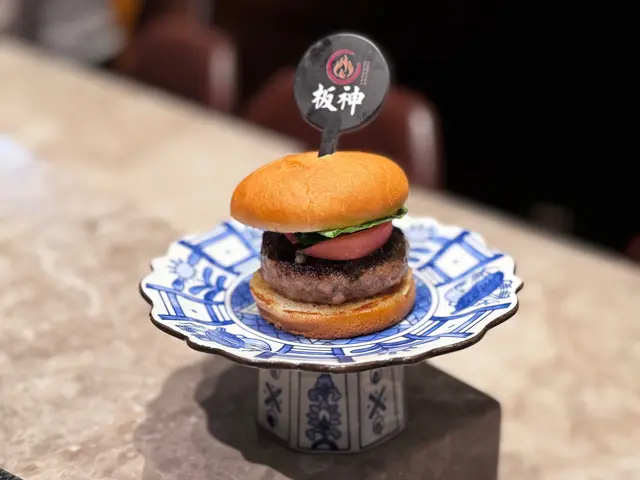 ✨ 加配 和牛漢堡 ($98)
和牛ハンバーガー Wagyu Burger
這道漢堡用牛油煎至外層焦脆,一口咬下去滿滿的肉汁,真是爽口!😍
散發著濃濃的牛肉香味,夾著蕃茄、生菜及明太子忌廉汁,味道更是昇華,讓你忍不住再來一口!🍔✨