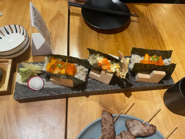 軟殼蟹手卷 $62 一件、海膽魚籽手卷 $78 一件