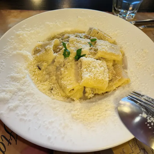 特大長通粉配意大利肉腸、茄子及芝士