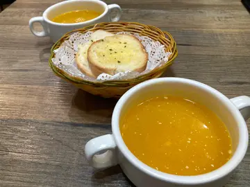 南瓜汤配蒜蓉包