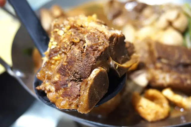 Happy Thai 排骨船麵配金邊粉