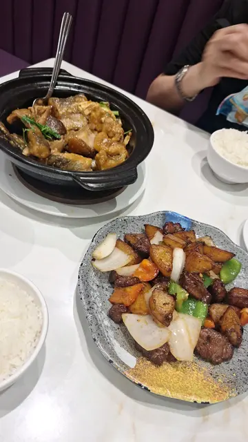 蜜椒汁薯仔牛柳粒同蒜子枝竹火腩𫠐鱼煲