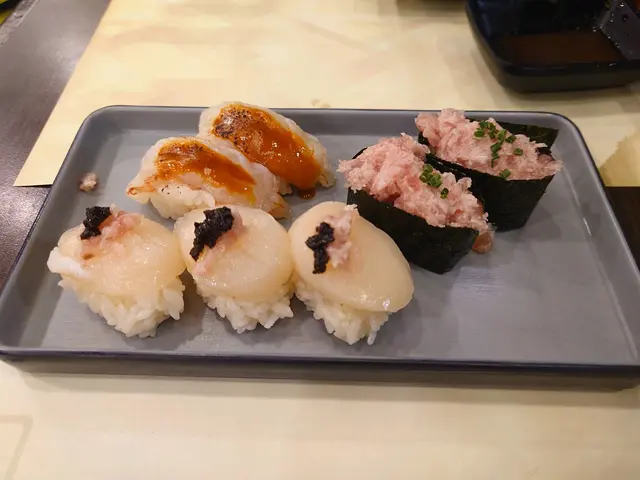 海膽醬燒赤蝦壽司,葱吞拿魚蓉軍艦&吞拿魚蓉黑松露帶子壽司