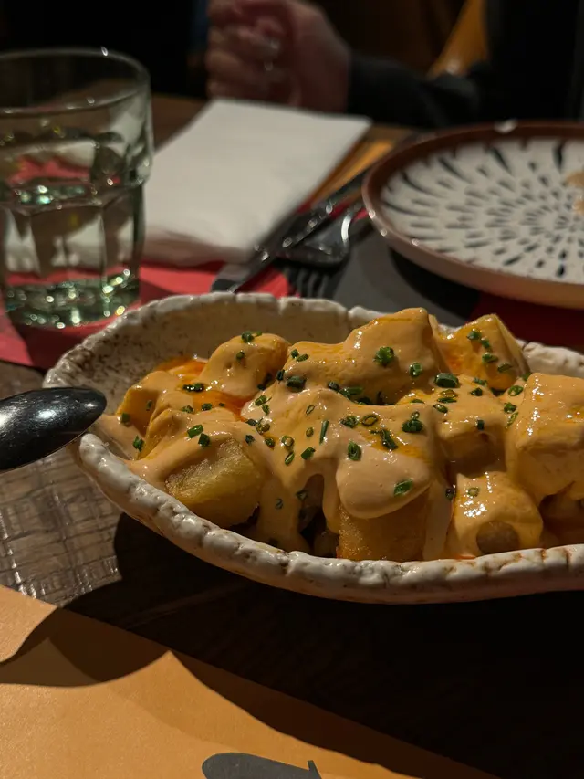 傳統炸薯角配紅辣粉醬