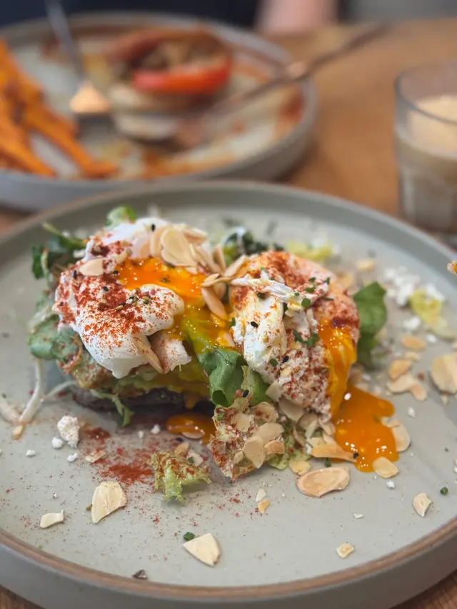 牛油果多士 + 水波蛋