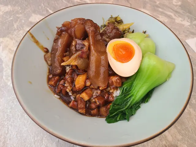 慢煮牛筋滷肉飯