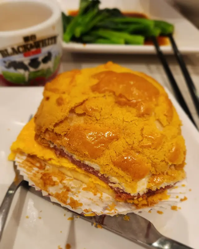 雙拼菠蘿包(炒滑蛋+午餐肉)+熱奶茶