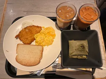 炸魚柳（配炒蛋•多士）及精緻蛋黃咸肉粽