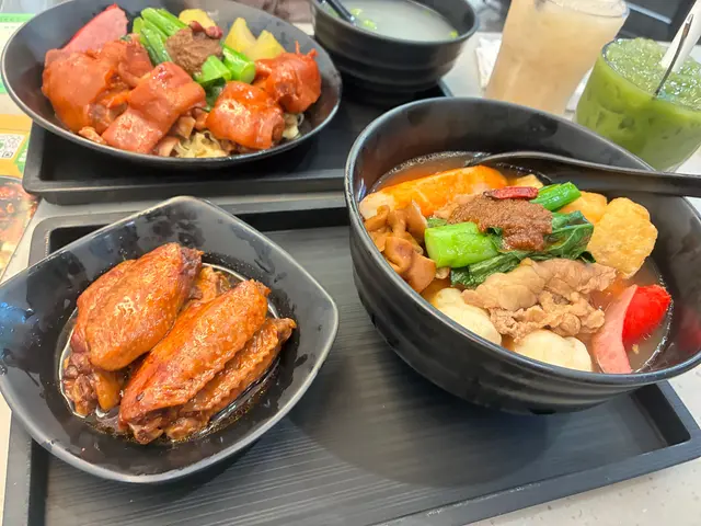 屯元天（屯門/元朗/天水圍）的街坊朋友仔，對元朗永年車仔麵一定不會陌生，教育路的店舖地址不變，不過就進行了現代化的裝修，讓這地道街坊化的美食加添了摩登感覺。
我和太太一坐下，店長姐姐就給我們QR code自助落單。我揀選了六餸車仔麵：米粉配上小麻辣湯底，一定要加多豬腸汁！日式蟹棒/紅腸/墨魚丸/豆卜/肥牛/豬腸…豐富到不得了！
太太揀選了豬手蝦子撈麵，彈牙的撈麵 、濃郁的蝦子，再配上軟嫩入味的豬手 ，口感豐富。
我們還加了小吃滷水雞翼，特飲白桃多多冰和抹茶紅豆冰。