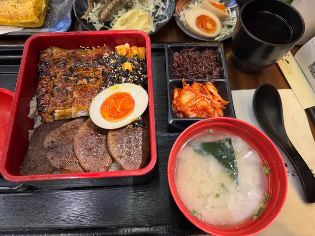 蒲燒鰻魚拼牛舌芯飯