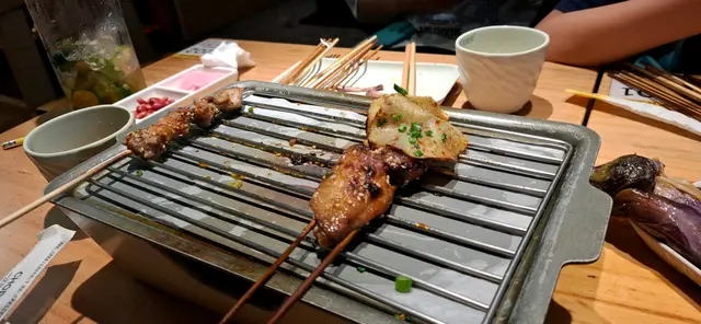 木屋燒烤位於旺角,店面以原木裝潢營造出溫暖休閒氛 圍。必試蒙古烤羊肉串,羊肉鮮嫩多汁,孜然辣粉香氣 十足;牛五花肥瘦相間,入口油香醇厚。配菜部分,生 菜、玉米等蔬菜均爽脆新鮮,烤功恰到好處。燒烤醬汁 不過於死鹹,讓食材本味得以保留。飲品選擇多元,啤 酒和汽水冰涼解渴。人均消費約150至200港元,性價比 尚可。整體而言,木屋燒烤以平實價位和穩定品質吸引 一眾烤肉愛好者,適合三五好友小聚,氛圍輕鬆,是香港串燒入門好選擇。