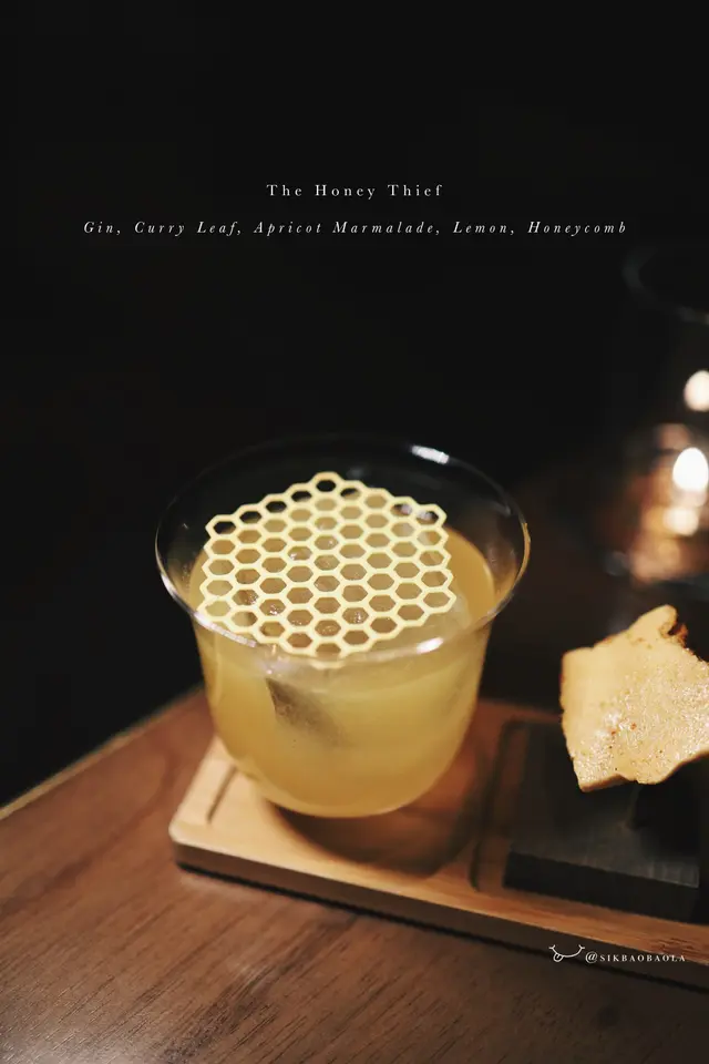 雞尾酒以梵高畫作為藍本創作,故事講述Cupid邱比特從蜂巢取蜂蜜,期間被蜜峰刺到,其後跟母親Venus維納斯抱怨:這麼小的生物可以造成這麼大的痛苦🐝
維納斯則告訴邱比特:你不一樣是個小小的愛神,你自己的箭也會為人帶來愛情的痛苦和心碎啊💘❤️🩹