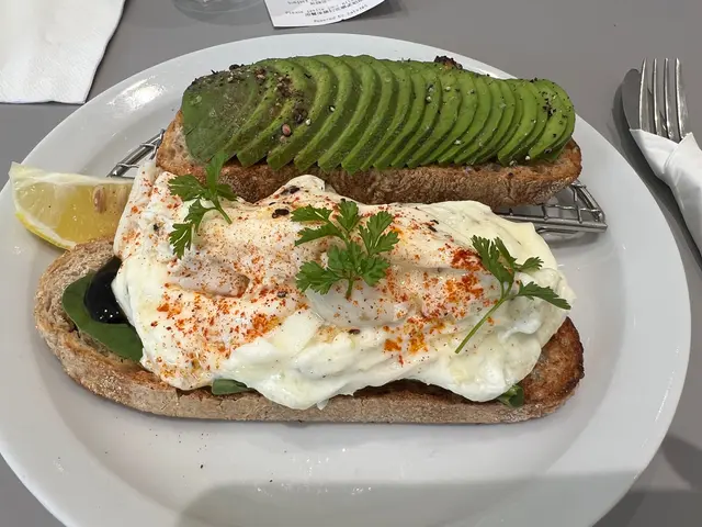 經典配搭酸種包(牛油果片, 珍寶蟹肉蛋白多士)