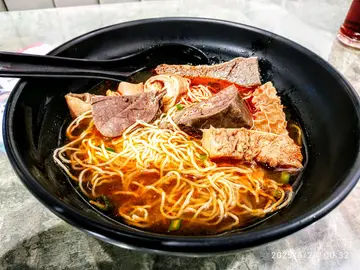 秘製牛雜幼麵加辣椒油