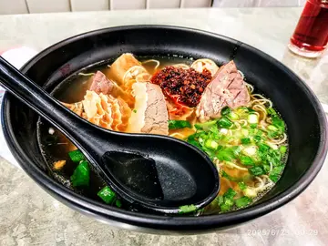 秘製牛雜幼麵加辣椒油