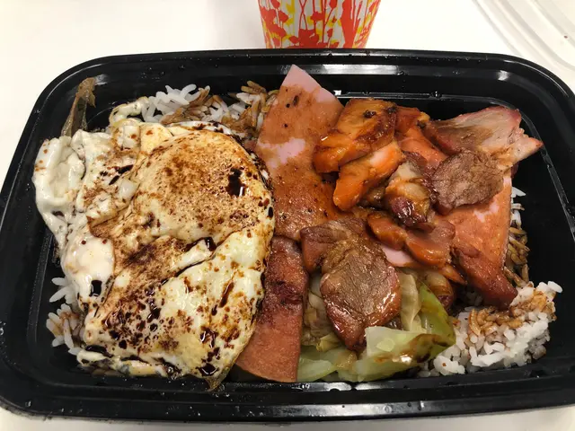 B)豉油叉燒餐肉腸仔火腿煎蛋飯