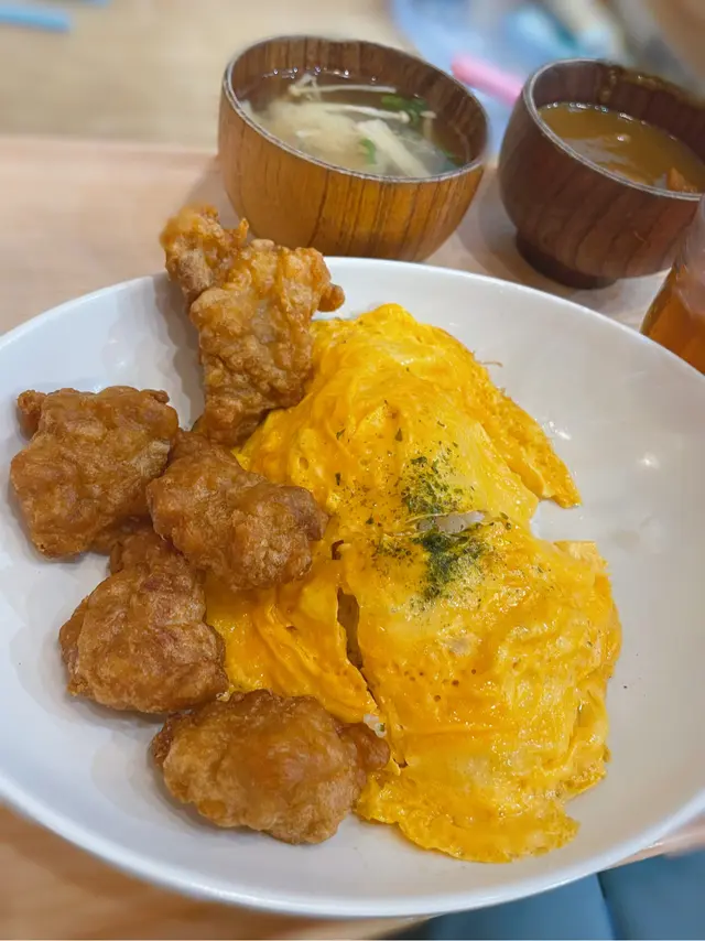 唐揚炸雞蛋包飯