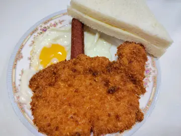 D餐：吉列豬扒，煎蛋，腸仔