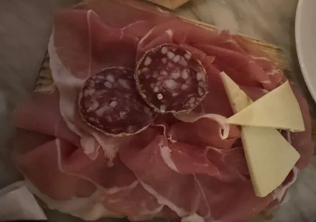 Starter 揀咗 chef’s selection cold cut
Parma ham味道夠鹹香，油膩感適中 
salami sausage 肥瘦均勻
pecorino 味道温和
成個coldcut配搭不錯，味道平衡。
⭐推薦指數:4/5
