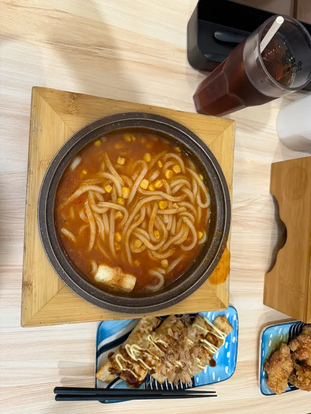 特濃蕃茄烏冬鍋，大阪燒醬雞肉餃子，無糖烏龍茶