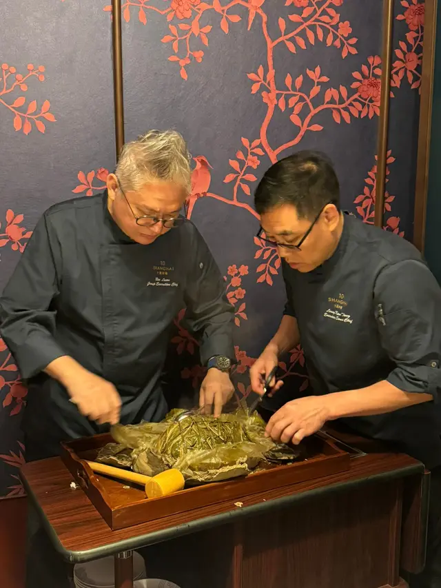 打卡一定要叫呢隻雞 (需提前預訂)，師傅會推住架車仔喺客人面前灑上珍酒再點火，隻雞帶有酒香味之餘，肉質都keep到好嫩滑多汁👍🏻