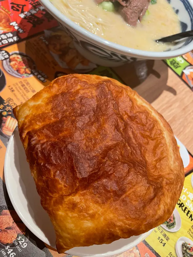 行到攰攰地，見到好夜就想去沙嗲王度食嘢
所有嘢中等價錢唔貴，學生都可以畀得起，所以就算9:30都頗多人。
￼叫咗個牛肉拉麵仲有豬頸肉，其實豬頸肉份量好細，都要$100，不過佢切得好薄，但係燒得過龍有少少苦口，個醬汁好出色，有啲蔥喺裏面似係泰式醬汁。
拉麵完全冇驚喜，牛肉太熟變咗咬皮咁，湯底濃郁不過好鹹好多味精，個拉麵太過腍唔好食。
酥皮湯個外皮都夠酥脆但係好大浸膠味，似係啲淘寶來貨嗰種感覺，都幾難食。
個湯就好大浸奶味，佢係蝦湯⼂係一個鹹嘅有蝦味嘅鮮奶，同埋都幾多油下次唔會再叫。




