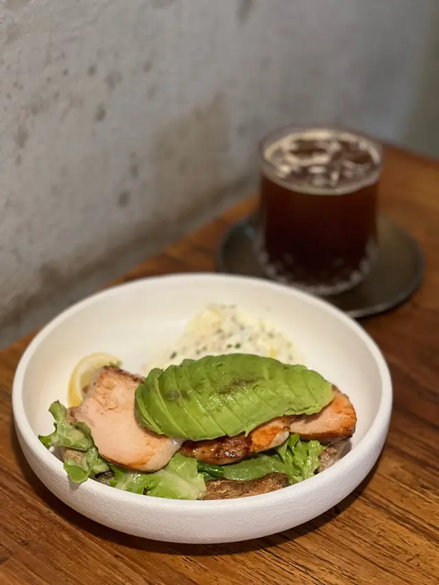 Avo, Grilled Chicken and Scrambled Egg White 