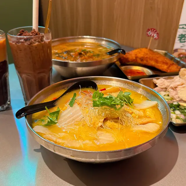 花膠雞阿媽足料雞湯米線 