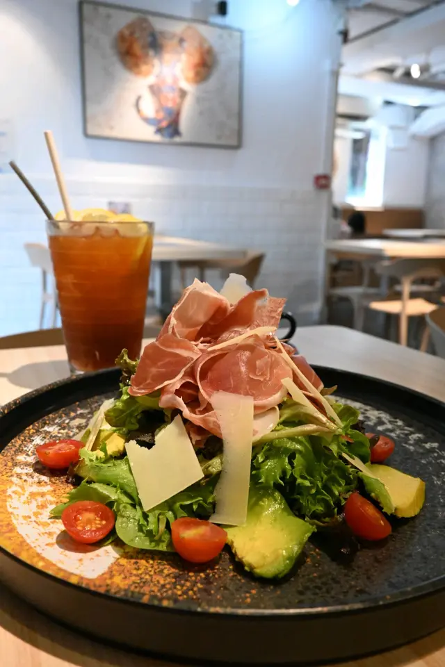 巴馬火腿牛油果雜菜沙律