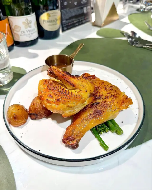 烤香草三黃雞伴牛油新薯牛肝菌汁