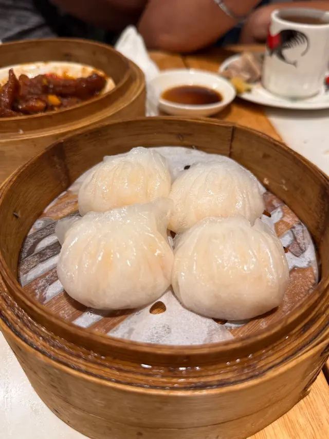 呢碟最尾加，嚟到係出哂煙，皮都算薄嘅，蝦餡就略嫌鹹咗少少