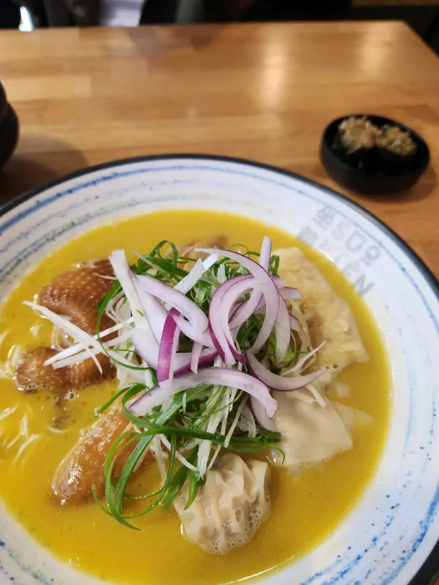 錦綿魚肚雲吞黃金雞湯麵套餐