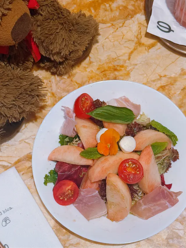 伯爵茶白桃布拉塔芝士沙律