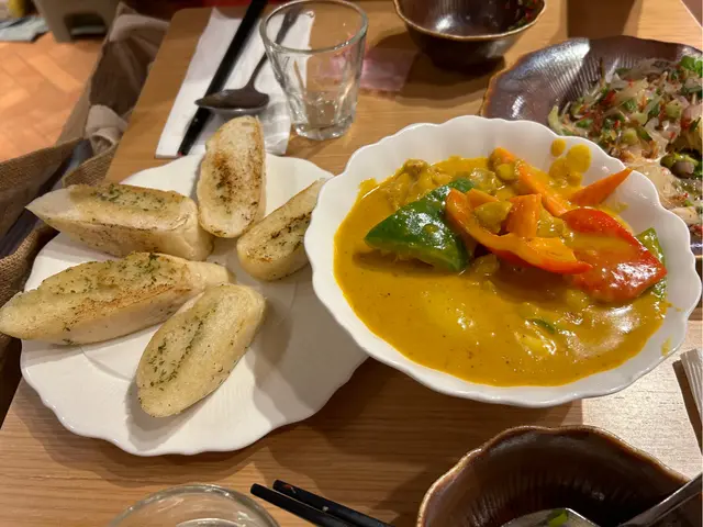 黃咖哩雞肉+蒜肉包