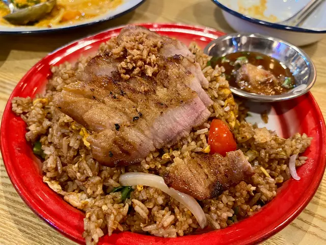 泰式豬頸肉炒飯