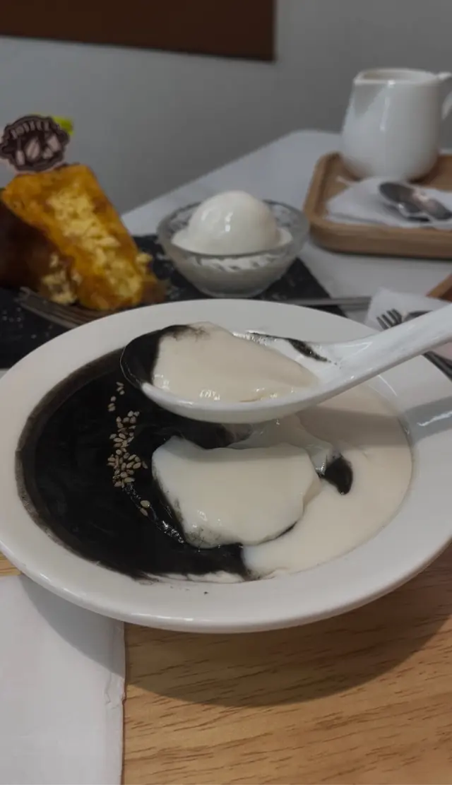 芝麻糊配豆腐花