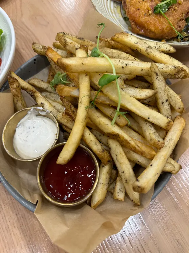 炸薯條配松露蛋黃醬