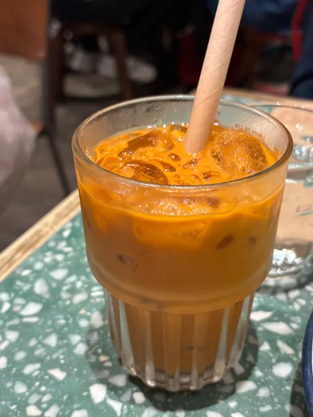 ### **💡 食後感**
上環店環境比灣仔舒服好多😌,位與位之間唔會逼到癲🙅♂️。食物水準keep到💯,特別係個咖喱真係好出色🎖️!如果想靜靜地食餐好,建議晏晝早啲嚟⏰。
**一句講晒**:「個咖喱正到想encore🔄,下次一定要試埋其他嘢!」 絕對係兩三好友聚餐之選👯👯♀️
妹小Tip:排多過一個鐘,覺得就真還好,試其他都可以😌
#上環 #泰國菜 #泰館 #泰菜 #泰國美食 #泰國 #旅行美食 #armui_foodie #打卡美食 #美食推介