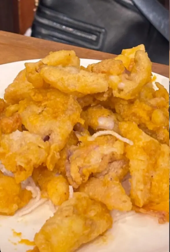 👉 **7/10** 🌶️🦑炸衣薄到透光,鮮魷彈牙唔韌👌 炸蒜香到癲,附解膩沾汁好貼心💯