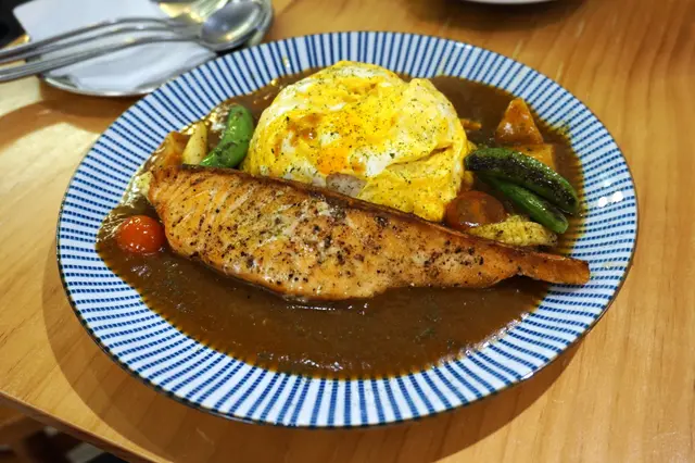 煙三文魚日式咖喱蛋包飯 