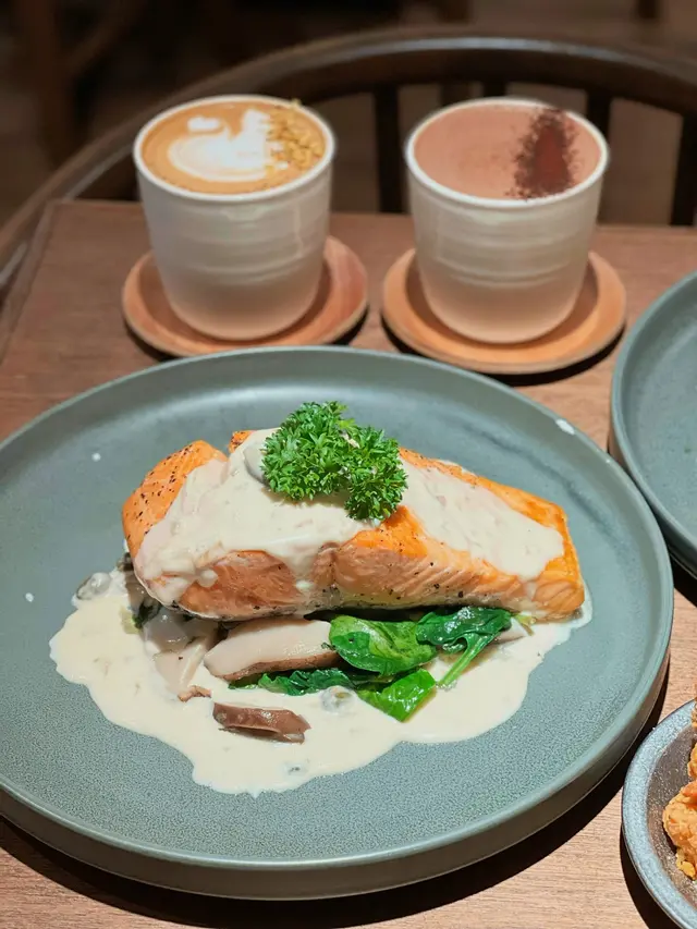 挪威三文魚扒伴菠菜忌廉汁