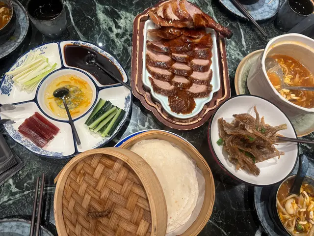 唔肥唔瘦 ，我鍾意皮肉相連嘅砌法，真係好味過外面食好多，在其他地方食過太多肥糕又油立立入口有罪惡感，呢碟就咁睇落已經唔油膩，食落口亦感覺良好，皮是乾身地脆的👍🏻😋