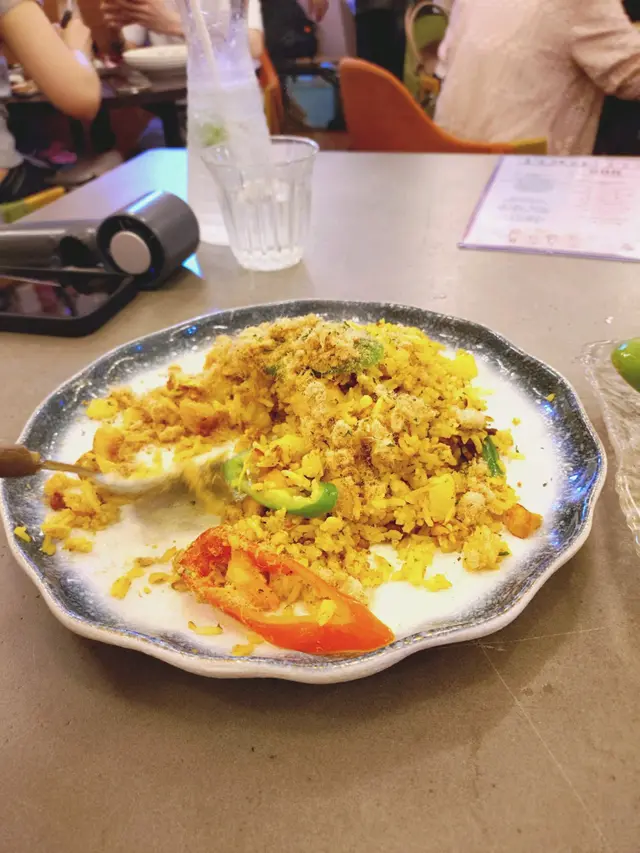 #菠蘿炒飯 冇菠蘿味,啲菠蘿好似風乾左n年乜味都冇,乜材料都冇,腰果又無,得啲肉松,炒飯冇蛋,用隔夜飯炒呀炒王~ 你隨便揾間茶餐廳隨便炒個飯都好食n倍。