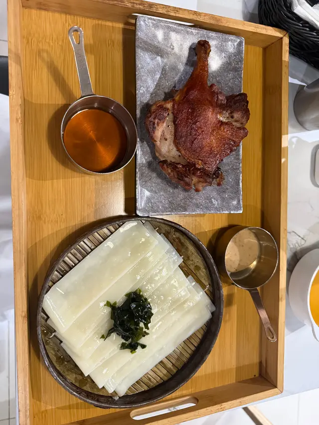 白布烏冬配香烤油封鴨髀
