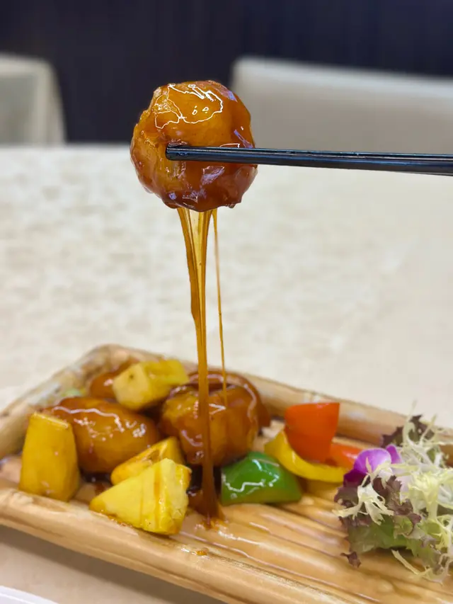 新鮮菠蘿拔絲咕嚕肉