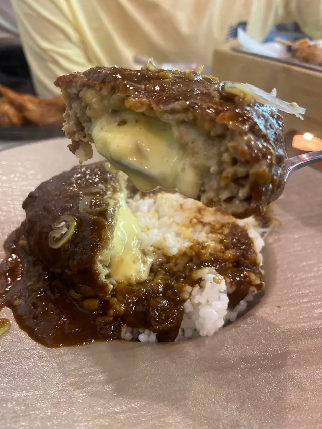 咖哩芝心漢堡排飯