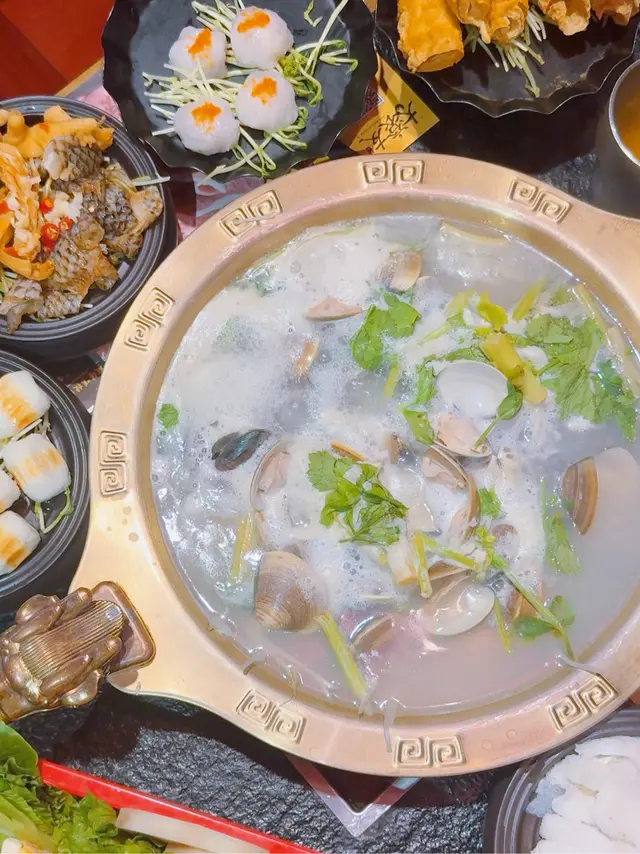 櫻唇半開 · 特色卜卜蜆鍋