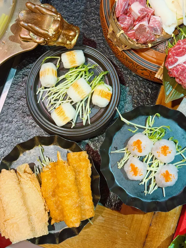 手打蟹子鮮蝦丸(四粒)$72/芝士獅子狗$68/大滾友響鈴拼盤 · 各三件$88